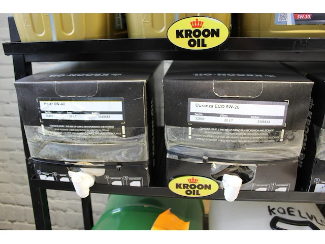 Olierek koon oil met lekbak en diverse (aangebroken) kannen en drums olie. - afbeelding 3 van  5