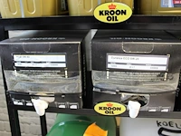 Olierek koon oil met lekbak en diverse (aangebroken) kannen en drums olie. - afbeelding 3 van  5