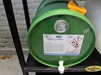 Olierek koon oil met lekbak en diverse (aangebroken) kannen en drums olie. - afbeelding 4 van  5