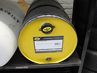 Olierek koon oil met lekbak en diverse (aangebroken) kannen en drums olie. - afbeelding 5 van  5