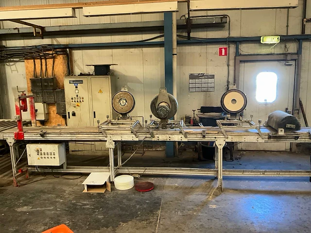 Oliestraat v.v. automatische aanvoer, 3 uitsmeermachines + borstel 600x50cm - afbeelding 1 van  8