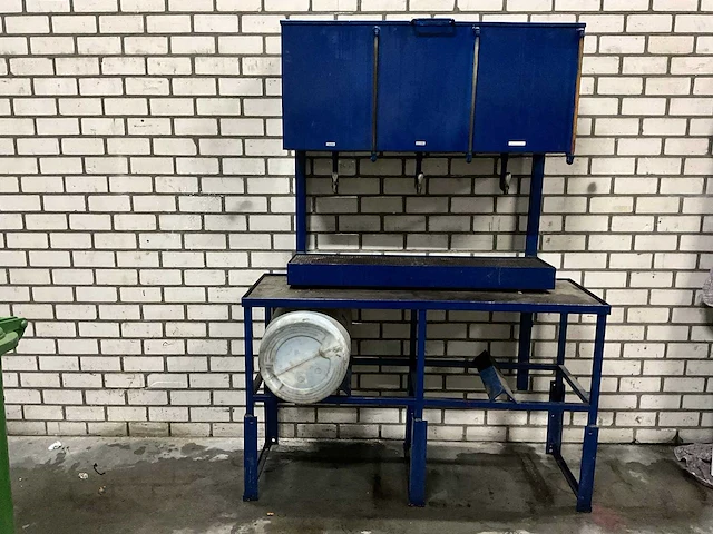 Olie/vloeistof opslag (3x 75l) v.v. tapkraan, peilbuis, lekbak en vatenrek 155x60x210cm - afbeelding 1 van  5