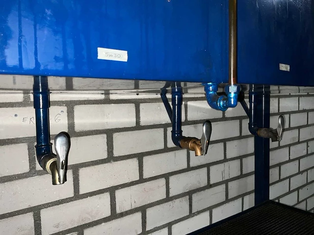 Olie/vloeistof opslag (3x 75l) v.v. tapkraan, peilbuis, lekbak en vatenrek 155x60x210cm - afbeelding 2 van  5