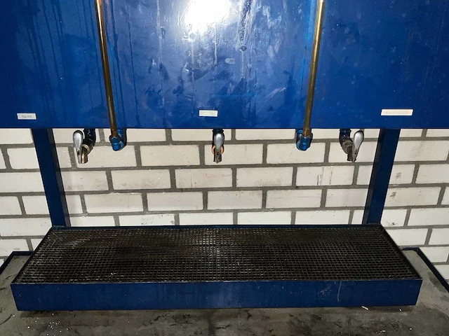 Olie/vloeistof opslag (3x 75l) v.v. tapkraan, peilbuis, lekbak en vatenrek 155x60x210cm - afbeelding 3 van  5