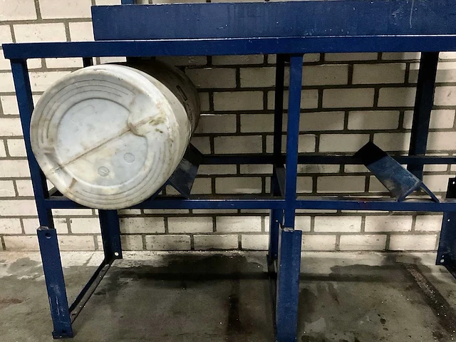 Olie/vloeistof opslag (3x 75l) v.v. tapkraan, peilbuis, lekbak en vatenrek 155x60x210cm - afbeelding 4 van  5