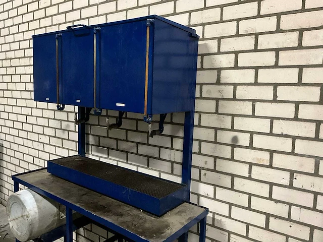 Olie/vloeistof opslag (3x 75l) v.v. tapkraan, peilbuis, lekbak en vatenrek 155x60x210cm - afbeelding 5 van  5