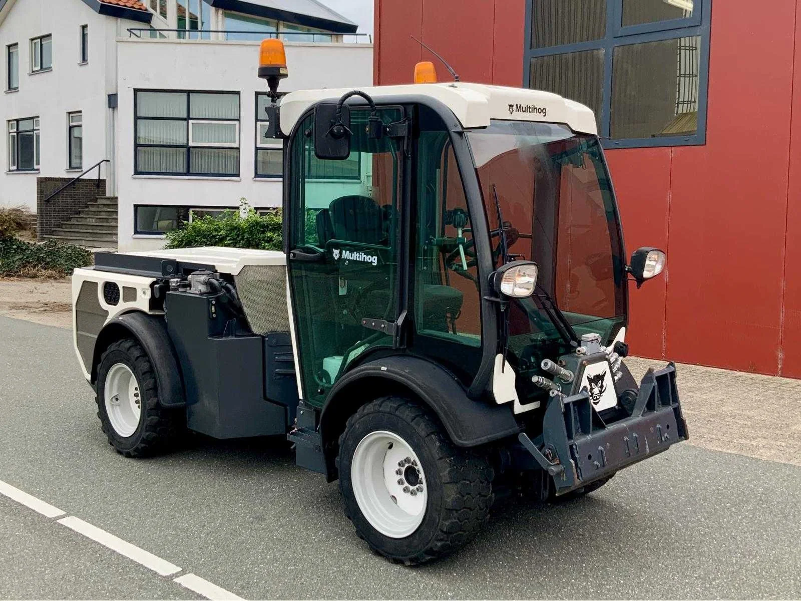 Olijfbomen, generatoren, heftrucks, hoogwerkers, mobiele compressoren, minigravers en slaapbanken