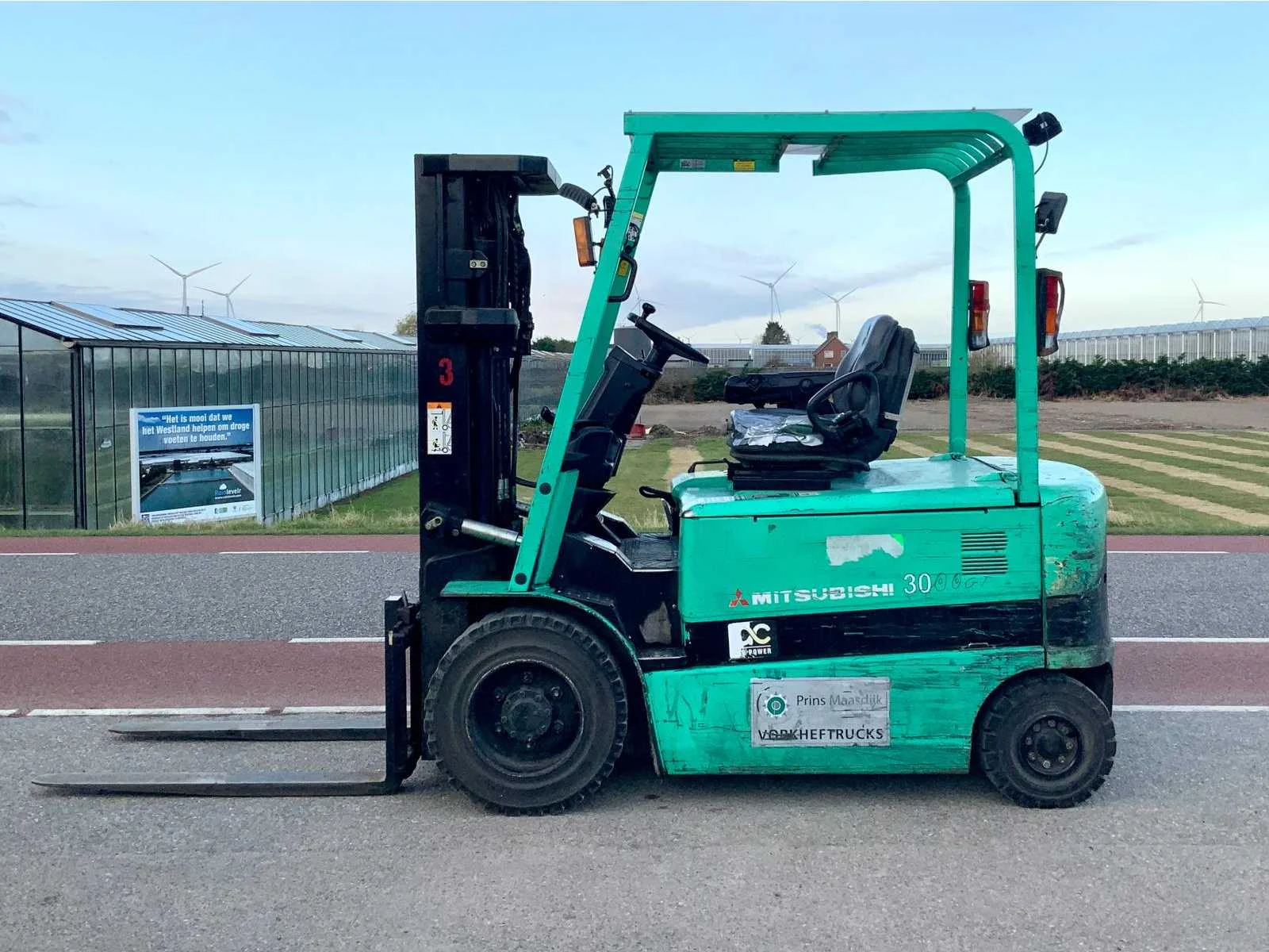 Olijfbomen, heftrucks, ventilatoren en kunststof/aluminium rijplaten