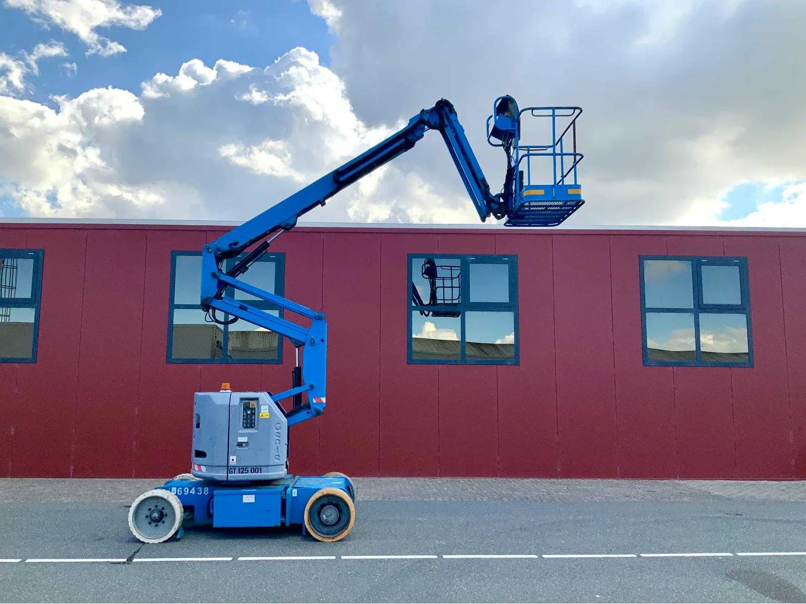Olijfbomen, hoogwerkers, heftrucks, opslagtanks, generatoren, minigravers en slaapbanken.