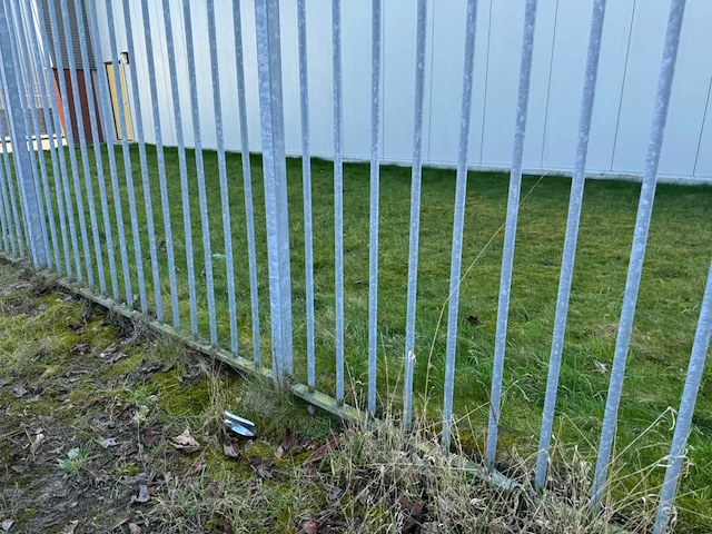 Omheining met schuifpoort (23,25x18,25 mtr) (424m2) - afbeelding 2 van  41