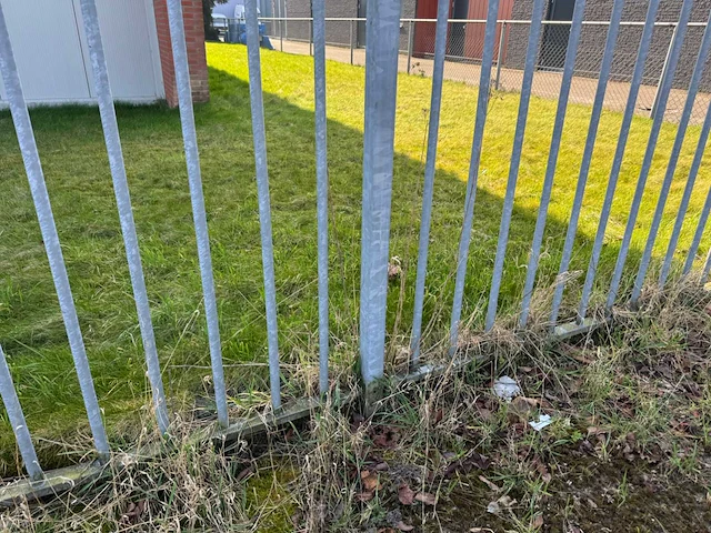 Omheining met schuifpoort (23,25x18,25 mtr) (424m2) - afbeelding 3 van  41