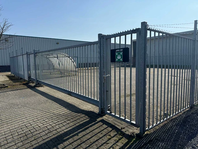 Omheining met schuifpoort (23,25x18,25 mtr) (424m2) - afbeelding 15 van  41