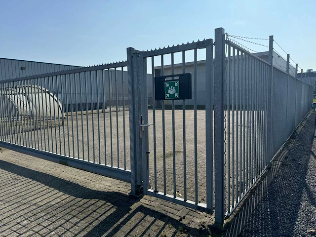 Omheining met schuifpoort (23,25x18,25 mtr) (424m2) - afbeelding 16 van  41