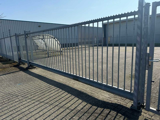 Omheining met schuifpoort (23,25x18,25 mtr) (424m2) - afbeelding 18 van  41
