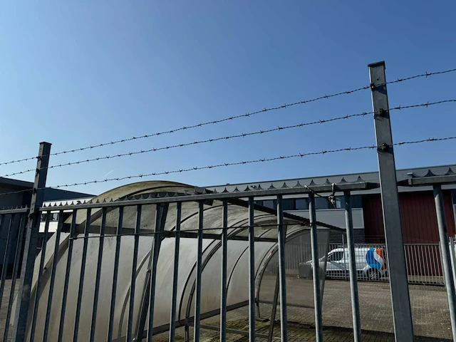 Omheining met schuifpoort (23,25x18,25 mtr) (424m2) - afbeelding 25 van  41