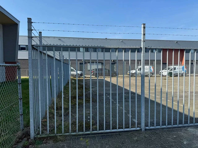 Omheining met schuifpoort (23,25x18,25 mtr) (424m2) - afbeelding 33 van  41