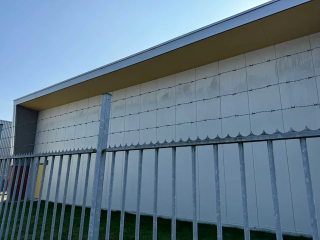 Omheining met schuifpoort (23,25x18,25 mtr) (424m2) - afbeelding 40 van  41