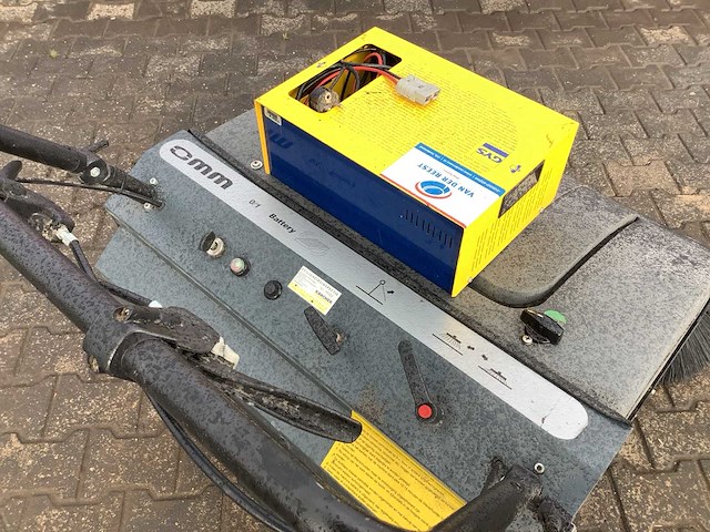 Omm zelfrijdende veegmachine - afbeelding 5 van  6