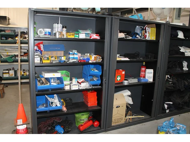 Omvormer, bevestigingsmaterialen, tapen, verlengkabel, verbandtrommel, brandblusser, etc. in 2 kasten. let ... - afbeelding 1 van  7
