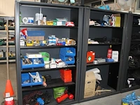 Omvormer, bevestigingsmaterialen, tapen, verlengkabel, verbandtrommel, brandblusser, etc. in 2 kasten. let ... - afbeelding 1 van  7