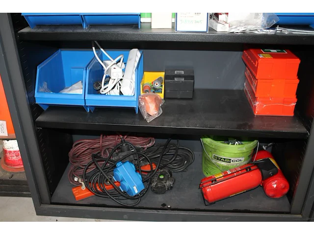Omvormer, bevestigingsmaterialen, tapen, verlengkabel, verbandtrommel, brandblusser, etc. in 2 kasten. let ... - afbeelding 2 van  7