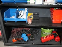 Omvormer, bevestigingsmaterialen, tapen, verlengkabel, verbandtrommel, brandblusser, etc. in 2 kasten. let ... - afbeelding 2 van  7