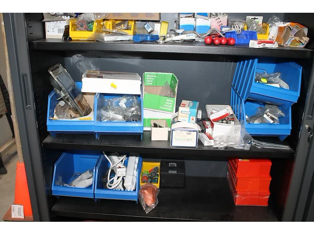 Omvormer, bevestigingsmaterialen, tapen, verlengkabel, verbandtrommel, brandblusser, etc. in 2 kasten. let ... - afbeelding 3 van  7
