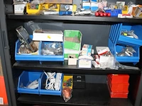 Omvormer, bevestigingsmaterialen, tapen, verlengkabel, verbandtrommel, brandblusser, etc. in 2 kasten. let ... - afbeelding 3 van  7
