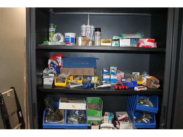 Omvormer, bevestigingsmaterialen, tapen, verlengkabel, verbandtrommel, brandblusser, etc. in 2 kasten. let ... - afbeelding 4 van  7