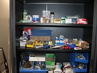 Omvormer, bevestigingsmaterialen, tapen, verlengkabel, verbandtrommel, brandblusser, etc. in 2 kasten. let ... - afbeelding 4 van  7