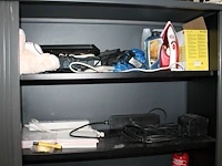 Omvormer, bevestigingsmaterialen, tapen, verlengkabel, verbandtrommel, brandblusser, etc. in 2 kasten. let ... - afbeelding 5 van  7