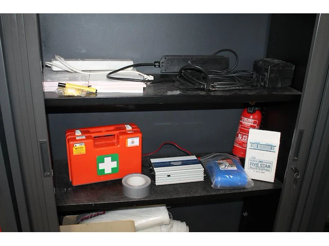 Omvormer, bevestigingsmaterialen, tapen, verlengkabel, verbandtrommel, brandblusser, etc. in 2 kasten. let ... - afbeelding 6 van  7