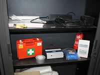 Omvormer, bevestigingsmaterialen, tapen, verlengkabel, verbandtrommel, brandblusser, etc. in 2 kasten. let ... - afbeelding 6 van  7