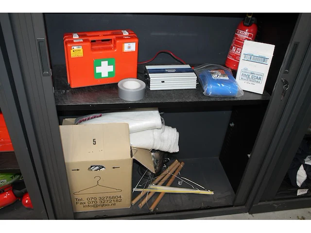 Omvormer, bevestigingsmaterialen, tapen, verlengkabel, verbandtrommel, brandblusser, etc. in 2 kasten. let ... - afbeelding 7 van  7