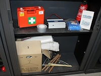 Omvormer, bevestigingsmaterialen, tapen, verlengkabel, verbandtrommel, brandblusser, etc. in 2 kasten. let ... - afbeelding 7 van  7