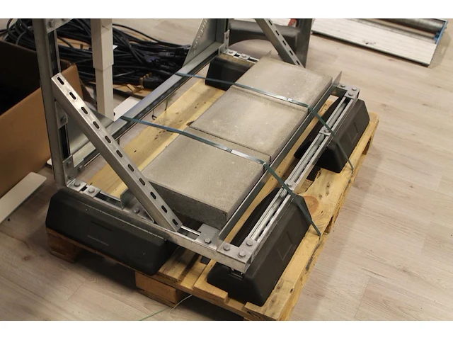 Omvormerframe conduct pv shelter. nieuw op pallet. afmeting 110 x 70 x 145 cm. - afbeelding 3 van  4