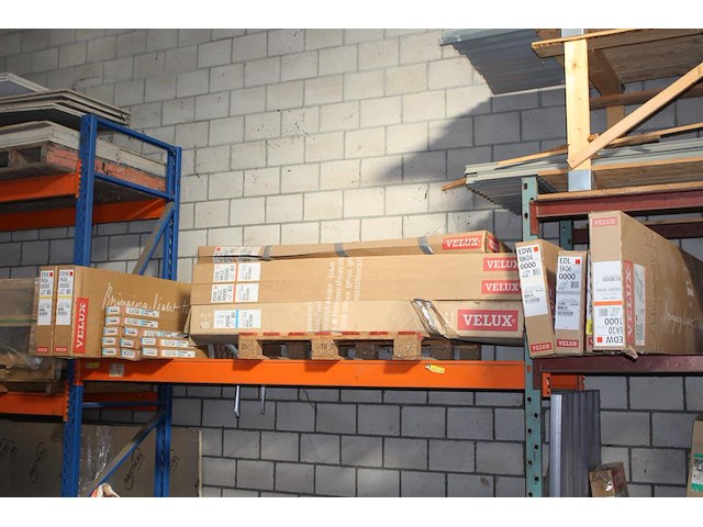Onderdelen velux op drie stellingdelen voornamelijk sierstrips en goten. - afbeelding 1 van  6