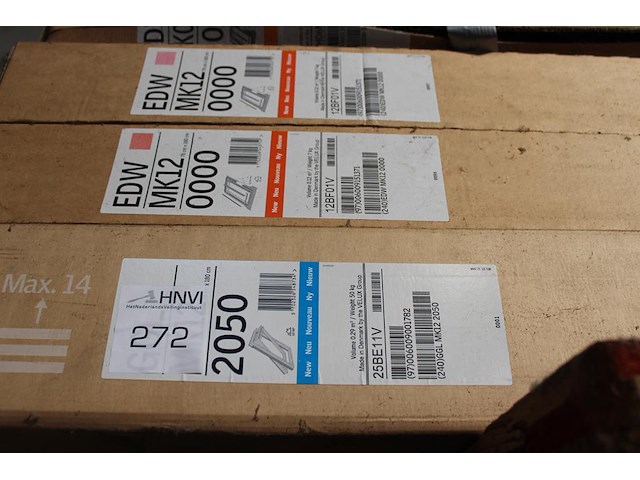 Onderdelen velux op drie stellingdelen voornamelijk sierstrips en goten. - afbeelding 2 van  6