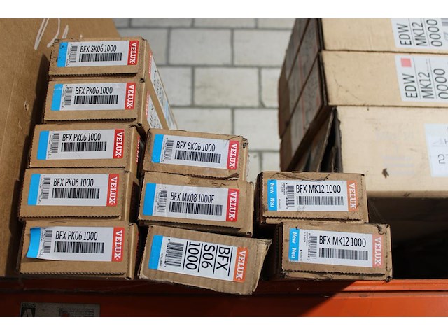 Onderdelen velux op drie stellingdelen voornamelijk sierstrips en goten. - afbeelding 3 van  6