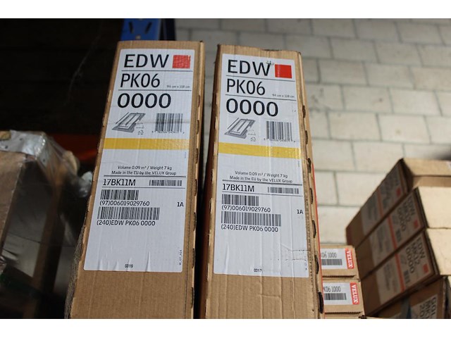 Onderdelen velux op drie stellingdelen voornamelijk sierstrips en goten. - afbeelding 4 van  6