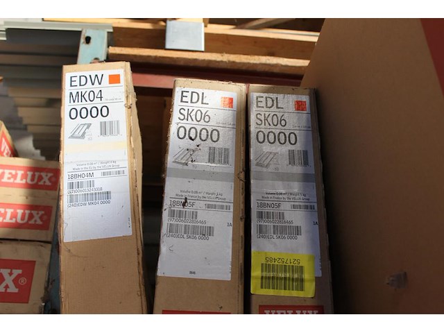 Onderdelen velux op drie stellingdelen voornamelijk sierstrips en goten. - afbeelding 5 van  6