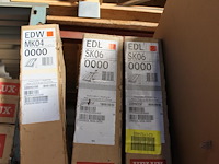 Onderdelen velux op drie stellingdelen voornamelijk sierstrips en goten. - afbeelding 5 van  6