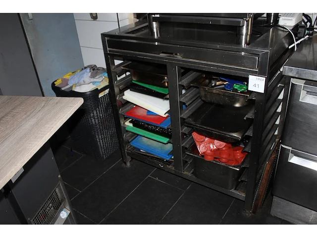 Onderkast met uitschuifblad en diverse snijplaten. afmeting 96 x 66 x 99 cm. - afbeelding 1 van  2