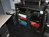 Onderkast met uitschuifblad en diverse snijplaten. afmeting 96 x 66 x 99 cm. - afbeelding 1 van  2