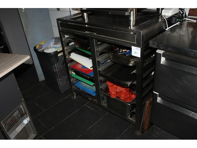 Onderkast met uitschuifblad en diverse snijplaten. afmeting 96 x 66 x 99 cm. - afbeelding 2 van  2