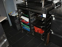 Onderkast met uitschuifblad en diverse snijplaten. afmeting 96 x 66 x 99 cm. - afbeelding 2 van  2