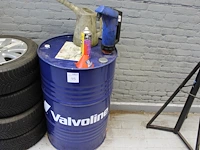 Ongeveer tot de helft gevulde drum koelvloeistof valvoline met manuele opvoerpomp. - afbeelding 1 van  2