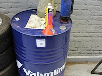 Ongeveer tot de helft gevulde drum koelvloeistof valvoline met manuele opvoerpomp. - afbeelding 2 van  2