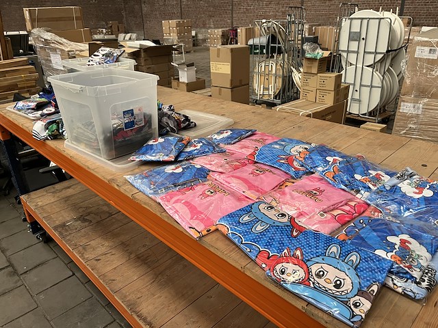 (online) winkelvoorraad t-shirts en broeken - afbeelding 1 van  5