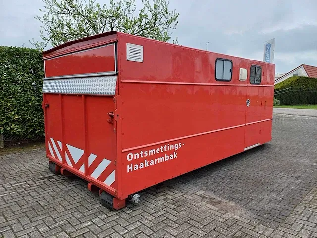 Ontsmettings afzet container - afbeelding 18 van  24